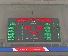 比赛中出现激烈厮杀,两队互有来回的球员 比赛中出现激烈厮杀,两队互有来回的球员
