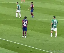 巴西队获得一个边球巴西队互相配合